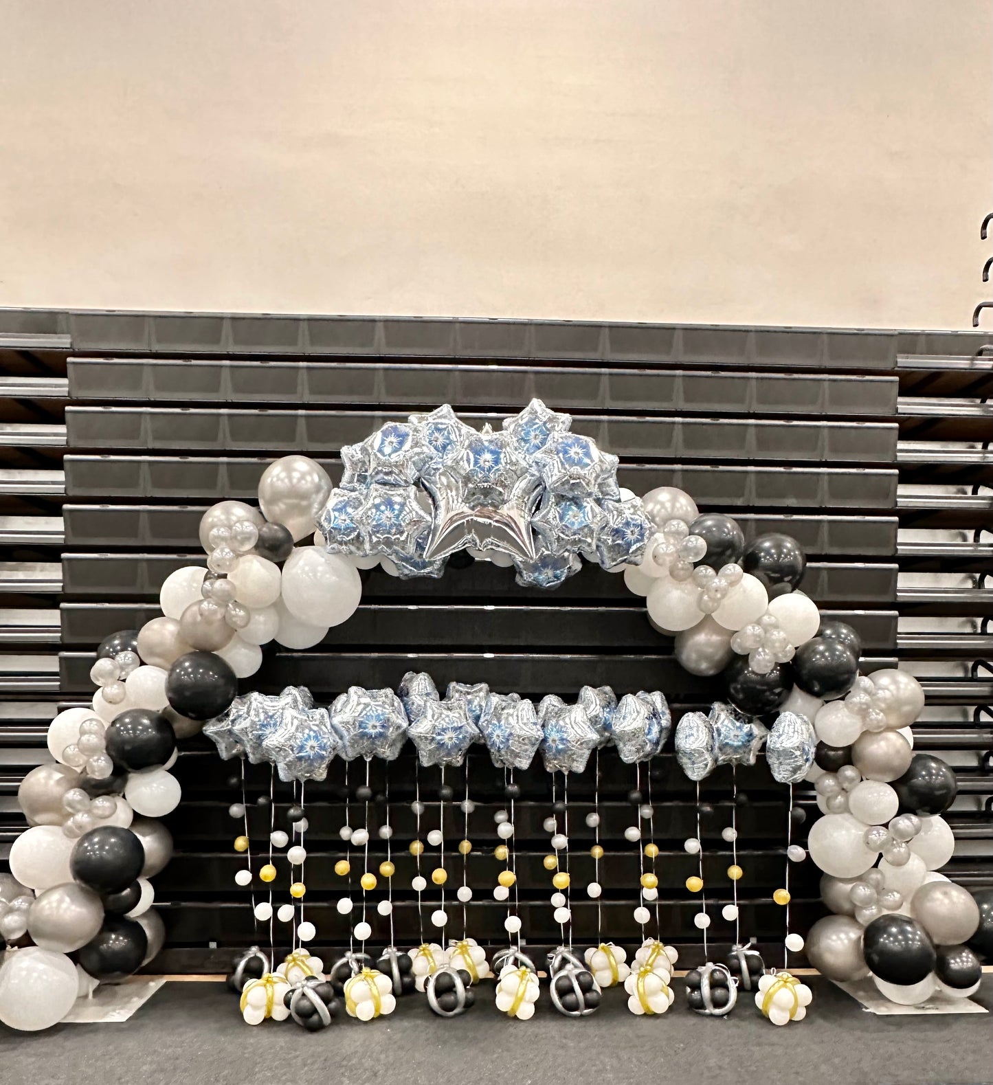 Bow of balloons